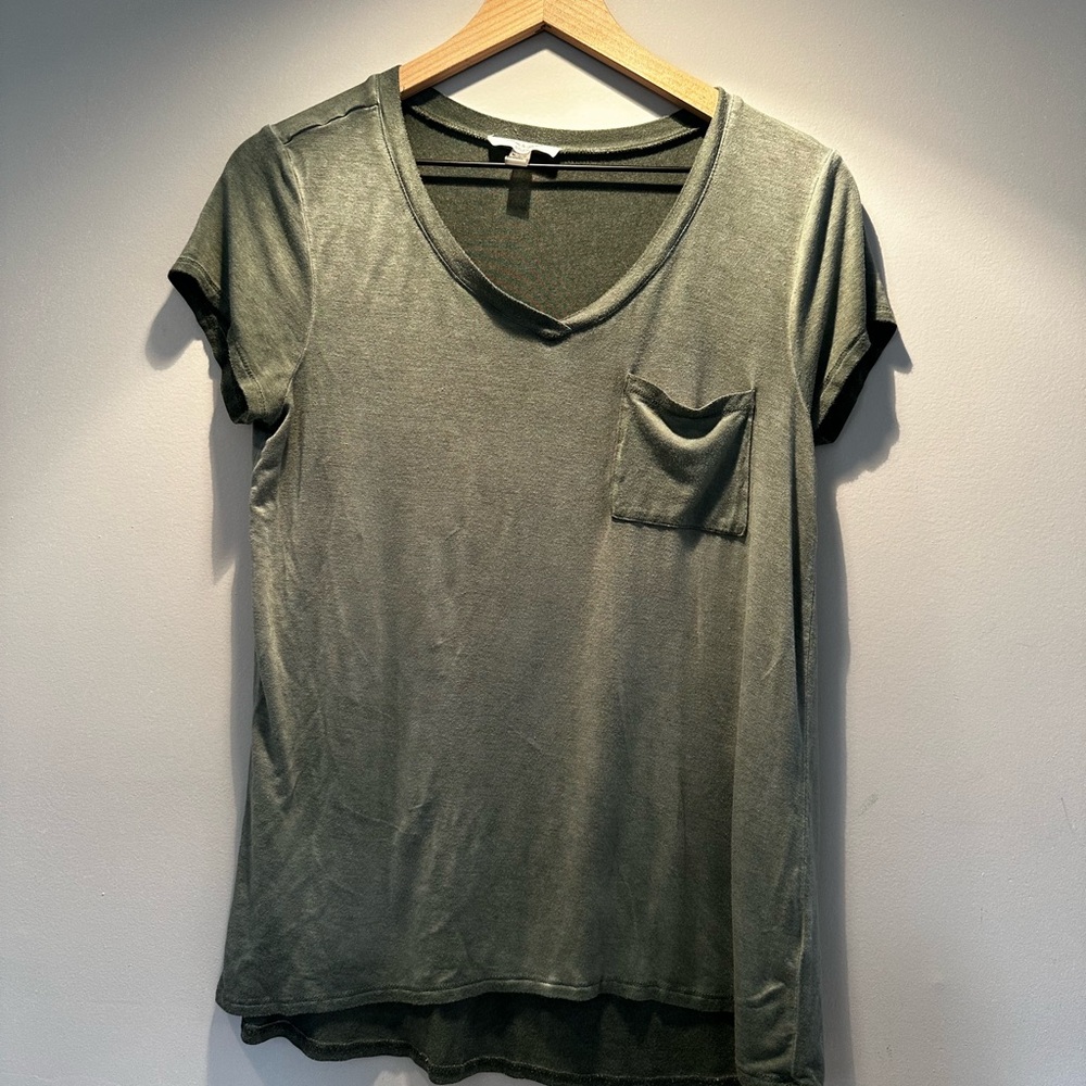 Cable & Gauge Studio Women's Green V-Neck T-Shirt